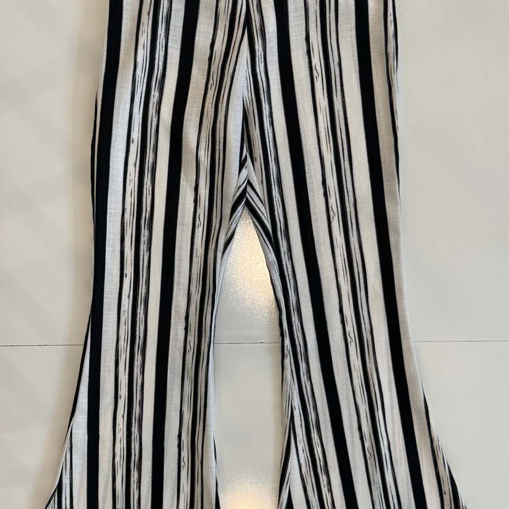 Hot & Delicious Black and White Striped Flare Pants Women’s/Juniors Small